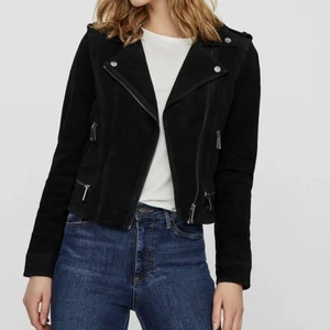 Äkta mocka jacka  - Säljer denna snygga mocka jacka i nyskick då den är för liten för mig. Nypris 1200kr men säljer den för 250 kr då jag inte har någon användning av den ! Hör av dig vid intresse 💓