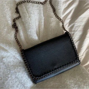 Intresse koll på min väska! - Intresse koll på min väska! Svart med silvriga detaljer! Säljer endast vid bra bud🥰