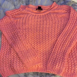 Stickad HM - Från H&M, rosa stickad . Kan såklart mötas upp men om den ska skickas står köparen för frakten<3