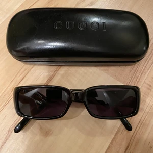 Gucci solglasögon 2450/S - Vintage Gucci solglasögon i otroligt bra skick.  Modell: 2450/S Färg: svart och den klassiska silver Gucci logo på bågen.