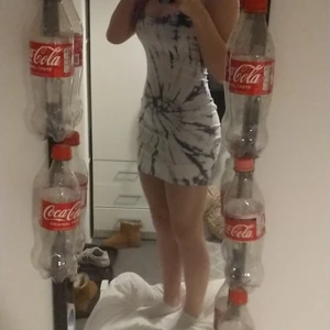 Kroppsformad klänning från HM storlek s - Har aldrig använt den hör klänningen ifrån HM men den är fin och bra skick. Är batik färgad, storlek s 