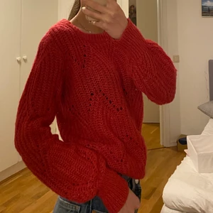 Rödrosa stickad tröja  - Rödrosa stickad tröja från Abercrombie. Mycket fin och gosig och perfekt till julen⛄️