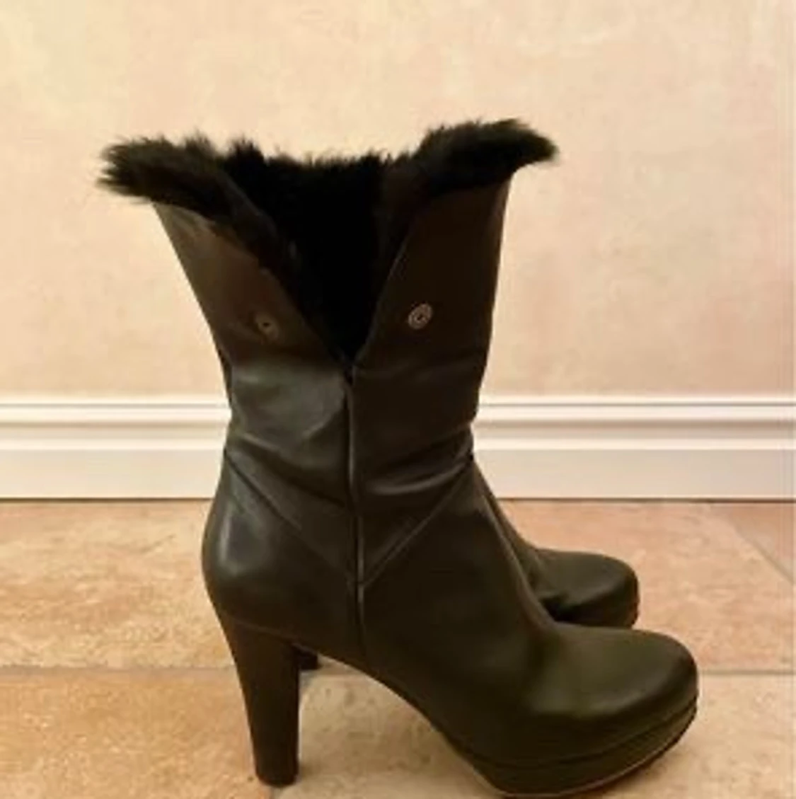 Designer stövletter i skinn med päls