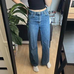Mörkblå Weekday Jeans - Säljer ett par favoritjeans från Weekday! Så snygg och bekväm passform, modell Ace. Dessa är använda men i mycket bra skick utan något att anmärka på. Älskar färgen på dessa då de verkligen passar till allt! Perfekta höst-/vinterjeans. Köparen står för frakt alternativt kan jag mötas upp i Lund. 