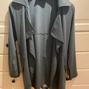 Turkos trenchcoat  - Denna trenchcoat är i bra skick, använd endast ett fåtal gånger. Säljer på grund av att jag har flera liknande. Superfin färg! Pris kan diskuteras vid snabba köp