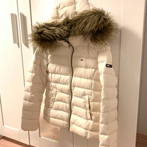 Super fin vinterjacka från Tommyhilfiger - I jätte fint skick endast använd under en vinter! storlek xs