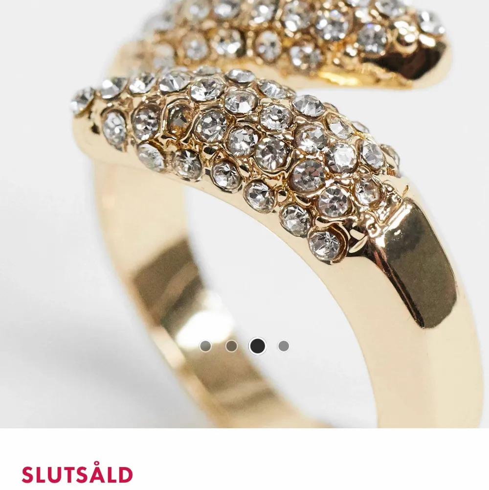 ASS SNYGG RING SLUTSÅLD FRÅNS ASOS Kristallutamyckad ring i korsad design super trendig och as fin i guld stl m - 19 mm . Accessoarer.