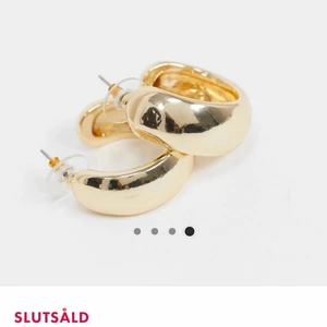 Öronhängen  - Men alltså hur fina är inte dessa öronhängen guldfärgade bredare creoler SLUTSÅLDA 