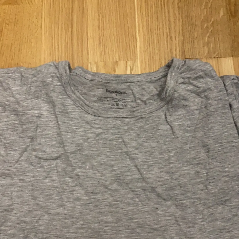 En grå t-shirt i storlek s. Kan både vara för man och kvinna fast den är köpt i man. Använd 1 gång för ett tag sen. . T-shirts.