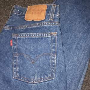 Säljer dessa riktigt snygga Levi’s jeans i modellen 503💞 Dom är i storlek 31/34 och sitter snyggt på mig dom i vanliga fall bär storlek 36 och 34 (S). Jag är ca 165 cm och på mig är dom för långa vilket är varför jag säljer de☺️ 250kr+frakt