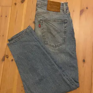 Den perfekta modellen för den som är van att ha skinny jeans men vill testa lite mer baggy. Använda max 3 gånger. Inga fläckar eller slitage.
