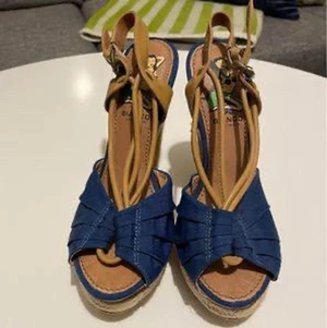 Högklackade skor retro, oanvända. - Högklackade retroskor, sköna och oanvändna.