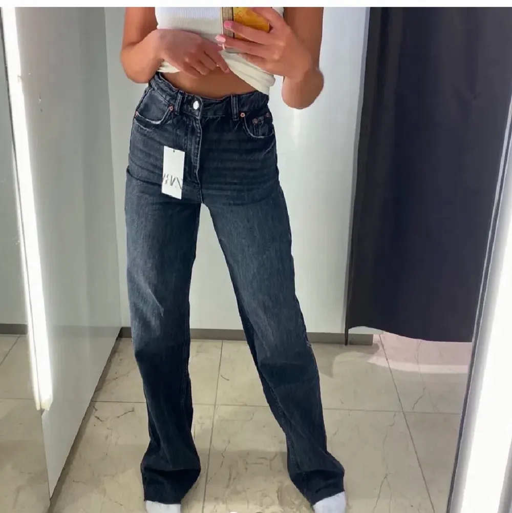 Säljer dessa super snygga jeans, då dom inte kommer till användning längre. (Lånad bild) Har klippt av mina själv eftersom dom är från början jätte långa, passar någon som är mellan 160-165 beroende på hur man vill att dom ska sitta. Buda och ställ frågor!💕. Jeans & Byxor.