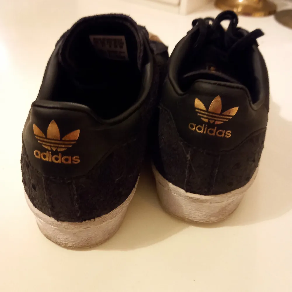 Nya Adidas skor ej använda med snygga guld detaljer . Skor.