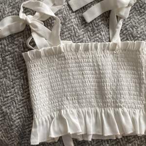 Hej 👋 säljer detta vita volang linne! Köpte det för 89 kr på shein! Näst in till oanvänt och bra skick! Faktiskt väldigt bra kvalitet trots att den är från shein. ❤️ pris kan diskuteras