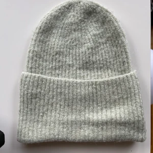 Mint grön mössa - En super snygg mintgrön mössa från Åhléns! Men säljer pga att jag ej använder den men är i nyskick