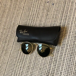 Vintage Rayban solglasögon - Jättesnygga retro Rayban solglasögon, de är min pappas gamla så vet inte till 100% om de är äkta men tror det! Fodral ingår. Trendiga idag! Frakt ingår.