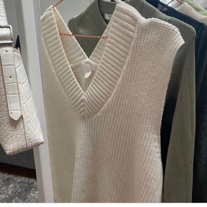 Stickad väst  - Säljer min underbara väst från HM! Älskar denna, den är så fin och skön men den kommer tyvärr inte till användning! 🤍 Strl M, men jag är en S och den funkar jättefint på mig! Köpt för 300kr, mitt pris 100kr+frakt 🤎