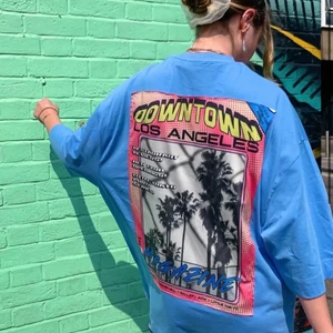 T shirt med tryck - Klartbå t shirt med tryck i oversized modell. Storlek 40 och knappt använd så fortfarande i toppskick, köpt för 170kr. Bara att höra av sig vid frågor och funderingar 🥰🥰