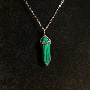 Halsband med kristallhänge - Halsband i rostfritt stål. Berlocken är i malakit imitation, malakit som sten är en helande och balanserande sten💚 Fri frakt✨
