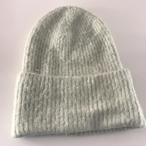 Mössa  - Hej säljer denna mössa för att jag köpte den här på Plick och den var inte alls som på bild, så om ni vill ha fler bilder så skriv privat💕.