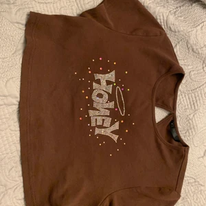 Honey tröja  - Säljer denna väldigt fina t shirt, kommer inte till användning, köpt för ca 100kr + frakt som va 100 kr men säljer för 35% off 💞