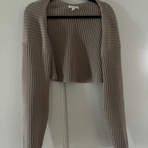 Kofta  - Stickad croppad Kofta i en superfin beige färg från H&M💕 säljer pågrund av att jag inte får användning av den tyvärr… den är i ett fint skick och köpt denna höst💕 köparen står för frakten💕 