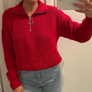 tröja  - Röd tröja från bikbok i storlek M. Pris går att diskutera vid snabb affär 