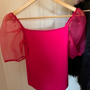 Snygg rosa topp💖 - Snygg rosa topp som är oanvänd! Aldrig använd, nypriset är 260kr och mitt pris med inklusive frakten 216kr 🥰📦🚚