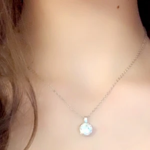 Halsband / Örhängen  - Halsband och örhängen med kristaller. Säljes då jag inte gillar silversmycken så mycket och därför kommer de inte till användning (halsbandet är knappt använt). Kan mötas i Norrköping men frakt funkar också. Skriv gärna ifall ni har frågor🤍