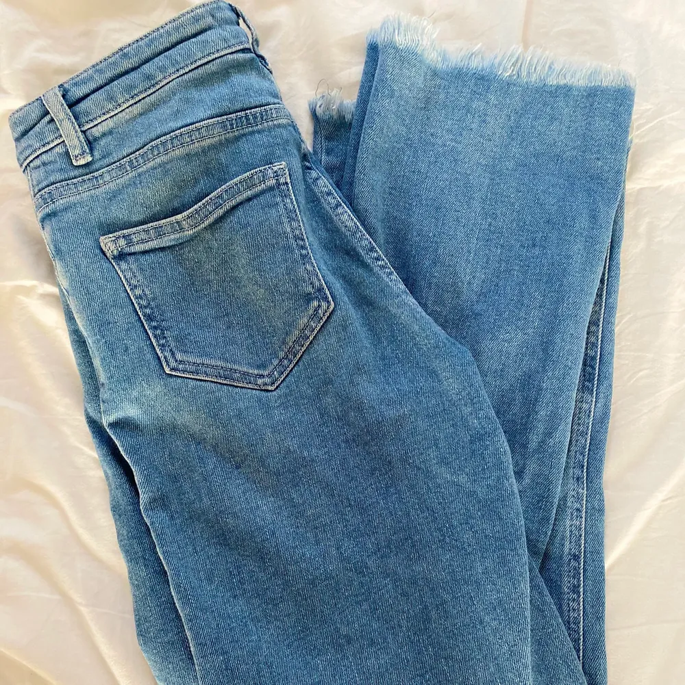 Jättefina raka jeans från nakd. Högmidjade. Säljer då de var för korta på mig. . Jeans & Byxor.