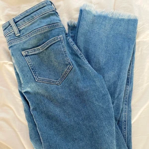 Raka jeans - Jättefina raka jeans från nakd. Högmidjade. Säljer då de var för korta på mig. 