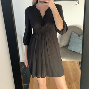 Klänning  - Svart klänning från Vila med snygg markerad midja! Klänningen är i strl S 🌟 bra skick!