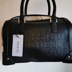 Guess väska - Helt ny lucienne box väska från Guess. Prislappen sitter kvar (nypris 1499 sek).
