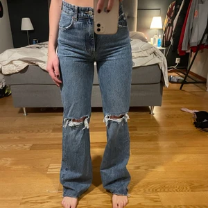 Zara jeans - Bara använda en gång pga för tighta för mig i midjan😰 men annars är de så fina och faller snyggt! 