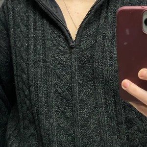 Mörkgrå half zip sweater  - Svart/grå stickad tröja med dragkedja upptill. Köpt på herravdelningen