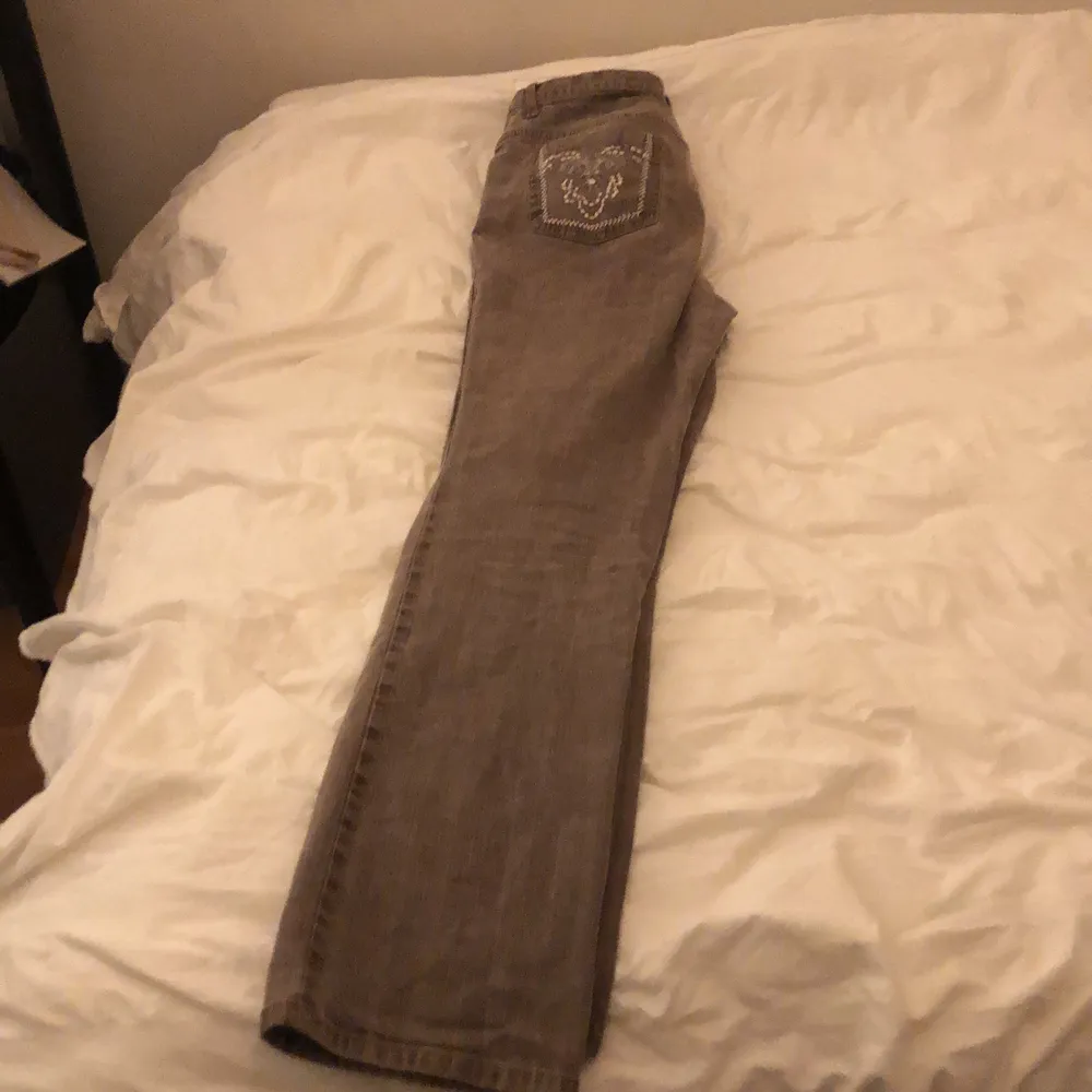Snygga Bruna jeans som jag har köpt second hand. Jag vet inte vart dom är från. Size XS/S. Jeans & Byxor.