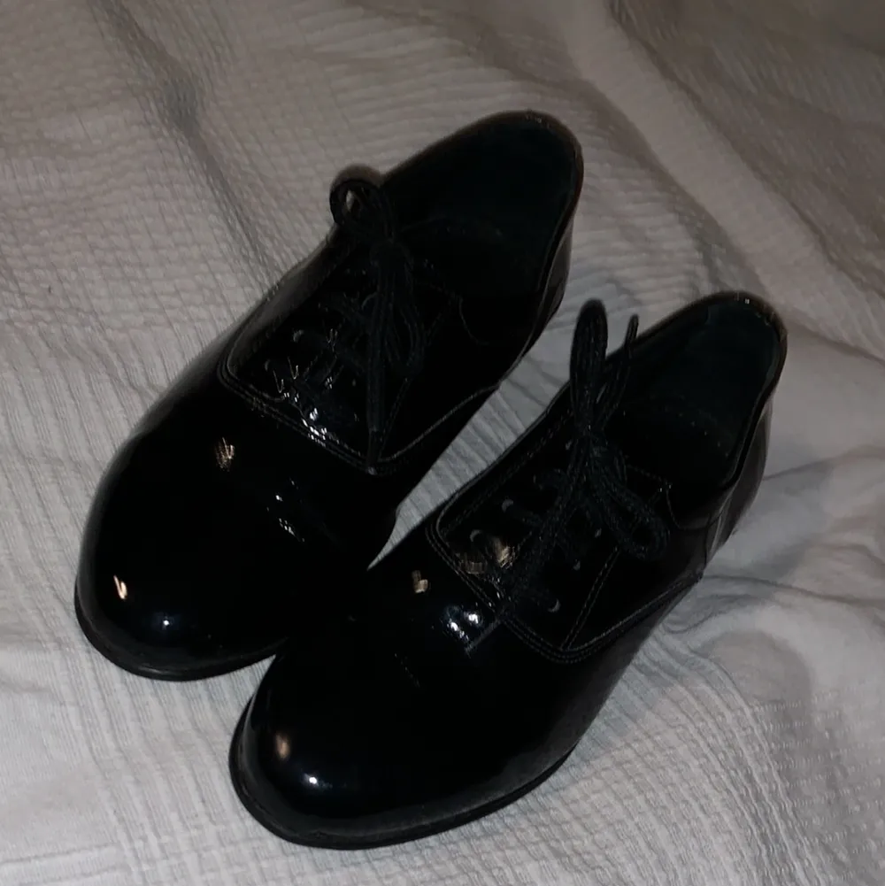 Säljer min andra brors fin skor, köpta för 14 år sedan till bröllop för ca 800kr. Går att använda som fin skor men även vardags skor och styla dem med ett par snygga benvärmare eller bara som dem är. Endas använda på bröllopet. Orginal lådan finns tyvärr inte kvar, men skorna är i toppen skick. Frakt på 72 kr ingår i priset. Skor.