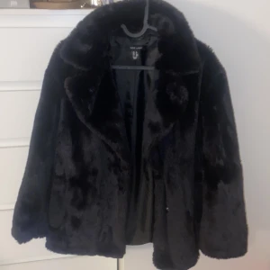 Pälsjacka - Storlek S, köptes på zalando. Skön jacka som är supermysig och fluffig. Passar storlek XS och är perfekt till hösten/vintern 