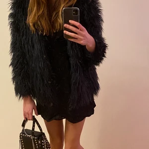 Fluffig jacka från Zara!  - Säljer en tunn, fluffig jacka! Perfekt till fest eller om man vill klä upp vardagsoutfit. Köpt på Zara för ett par år sedan, men i superbra skick. Passar XS-S då sen kan vara lite kort i ärmarna annars. Mörblå till färgen, svårt att se på bild. 150 kr eller högsta bud! ❤️‍🔥🤝