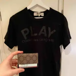 Comme des Garçons Tee - Black, with text. Bin - 500kr Cond - 8/10 size - M