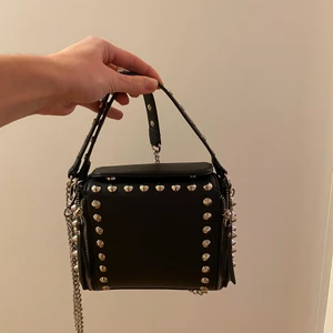 Liten boxig väska från Zara - Söt, liten väska från Zara! Köpt för 400kr, säljes för 50kr eller högst bud. Bra skick men kommer inte till användning längre. Kan bäras som crossbody bag eller handväska(stoppa undan kedjan i väskan) ❤️