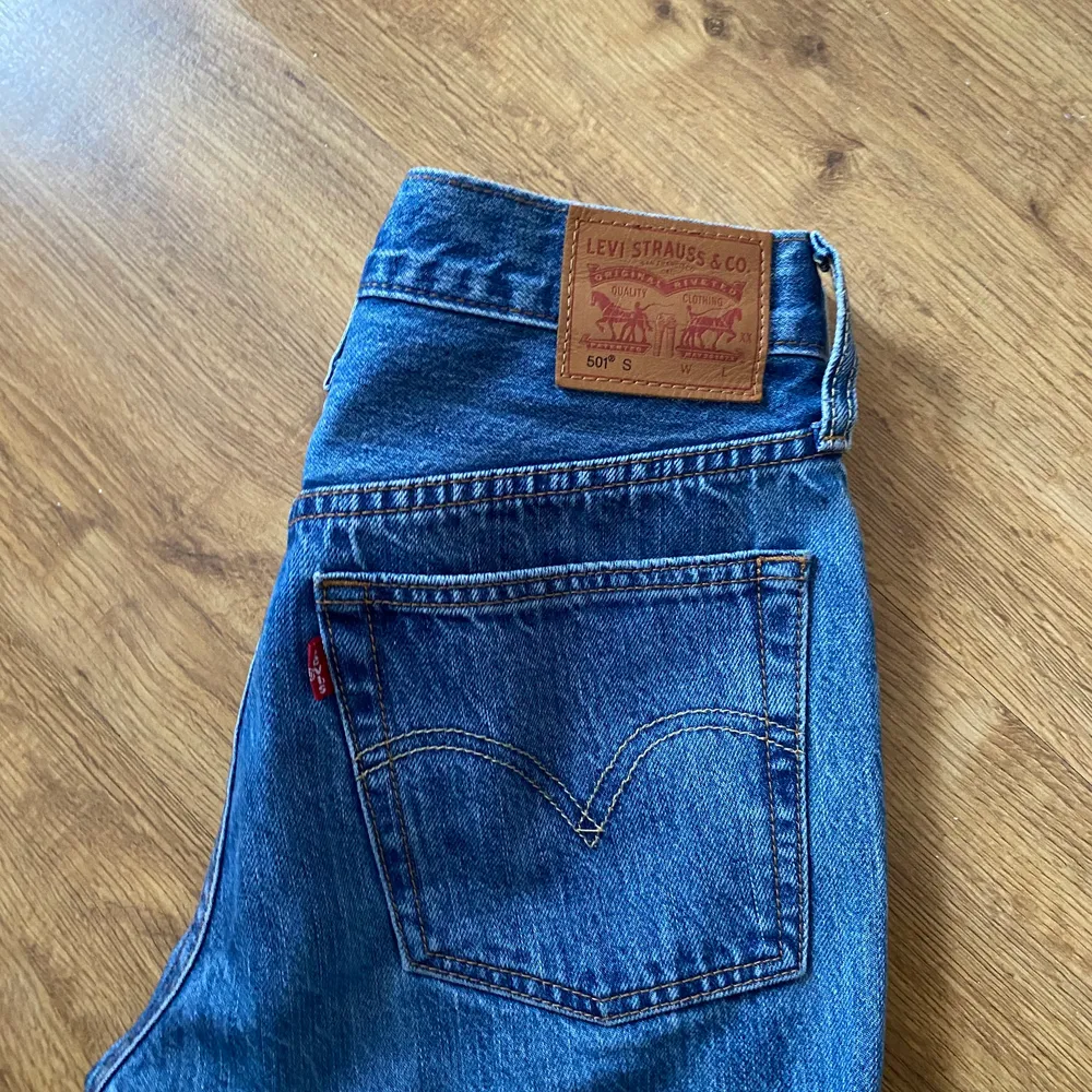 Levis jeans i superfin blå färg!! Strl 25/30, ingen stretch.  Sparsamt använda och inga anmärkningar. Benen har blivit croppade för att passa mig, 165 cm. Jeans & Byxor.