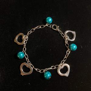 Armband i silver med turkosa pärlor och hjärtan💙 Fri frakt✨