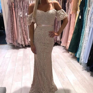 Maxi klänning  - Maxi klänning från Beauty Queens i storlek 34. Köpt för 3000kr säljs för 1000kr. Klänningen är i nyskick och finns i Uppsala och Västerås. Kan fraktas om du står för fraktkostnaden.