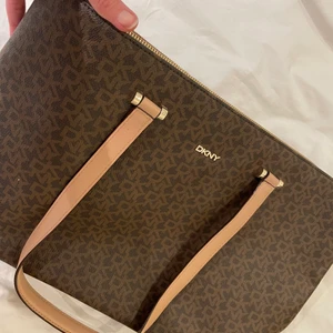 Handväska DKNY skinn - Oanvänd handväska DKNY 