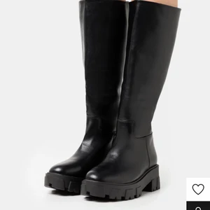 Boots  - Säljer dessa boots pga för smala för mig och hann inte returnera de. Helt oanvända då jag inte fick på mig de. Otroligt fina och super trendiga💗 kommer verkligen köpa ett par nya i en storlek för mig eftersom att de är så fina. Hör av dig om fler bilder eller om du har några frågor privat☺️💗priset är exklusive frakt. 