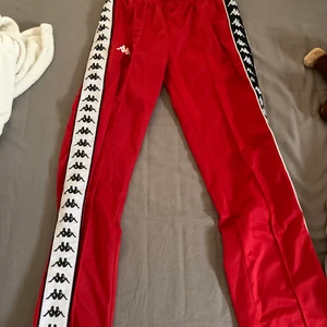 Kappa byxor  - Ett par röda kappa byxor i storlek S, säljer då dom blivit för små för mig. Knappt använda. Kommer inte riktigt ihåg var dom är köpta men dom kostade ungefär runt 300-400. Jag skulle säga att dom är ganska små i storleken.