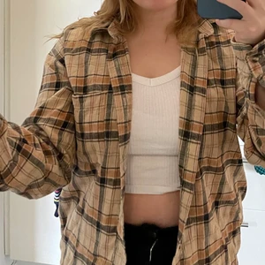 Brun/beige skjorta - Fin rutig skjorta köpt på Beyond retro, sitter som stl M💕