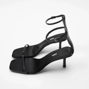 ZARA minimalistic sandals - Säljer mina Zara sandaler/kitten heels då dom var alldeles för stora i storleken. Aldrig använda. Storlek 38 men känns mer som 39-40. Äkta läder och nypris 700kr
